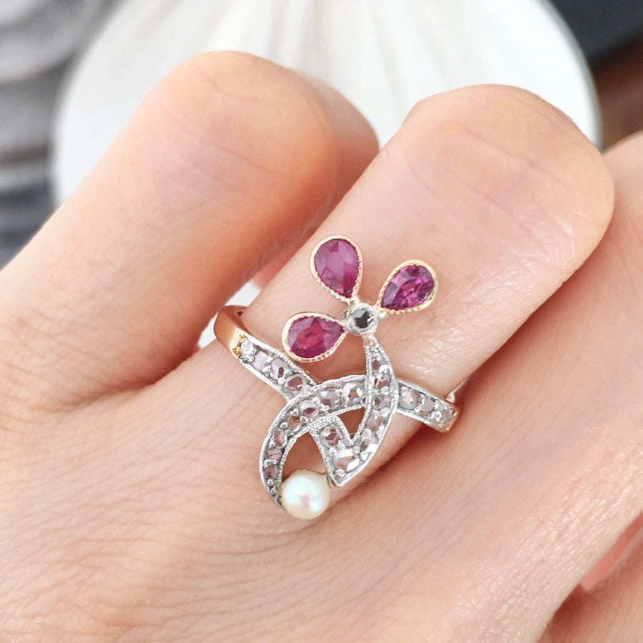 Bague en or rose, platine, rubis, perle et diamants