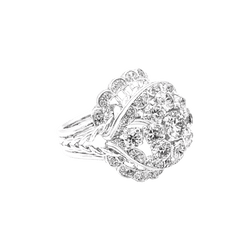 Bague fleur vintage en platine et diamants.