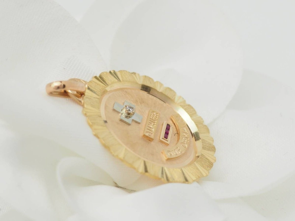 AUGIS Pendant in yellow gold, rubies, and diamonds