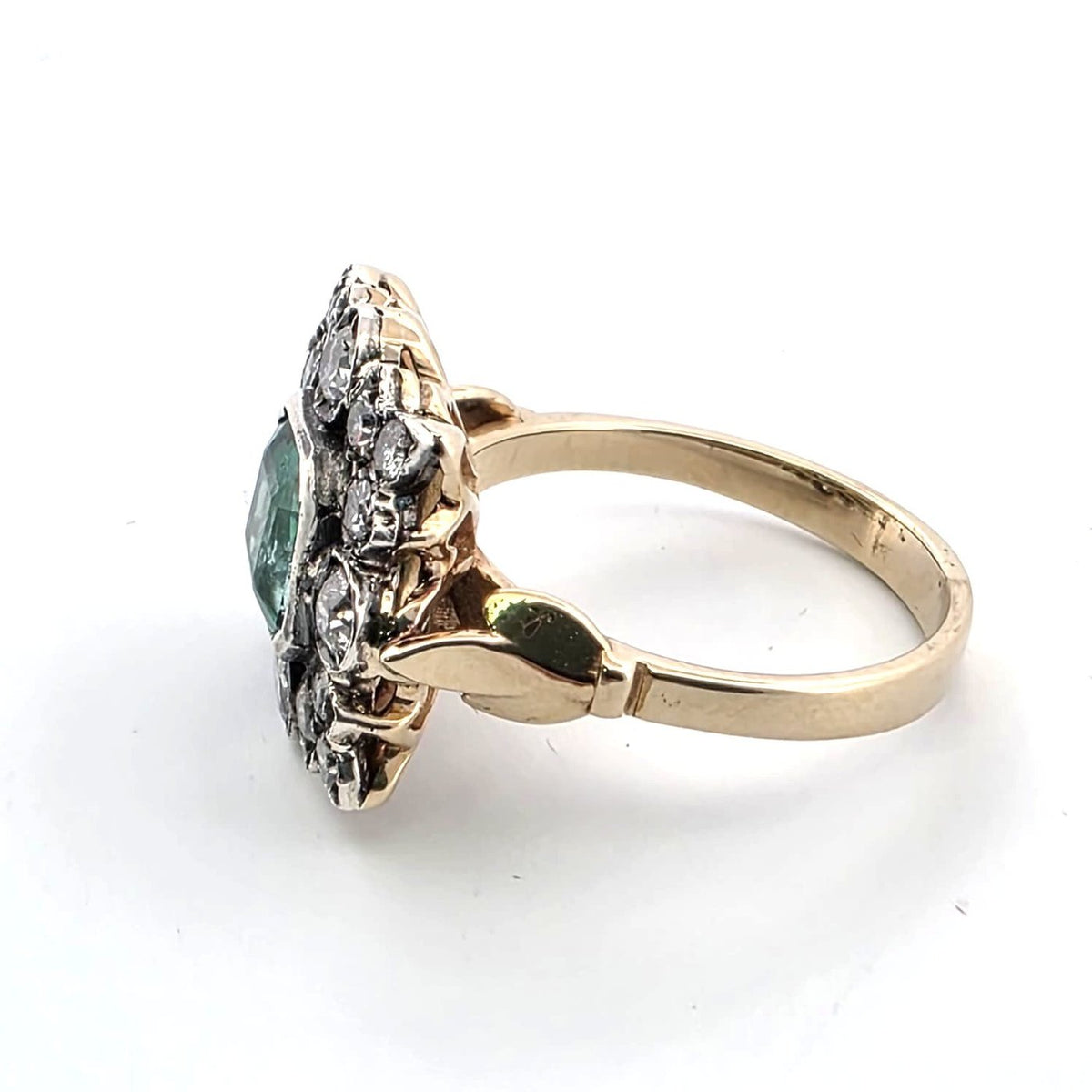 Bague Cocktail en or jaune, argent, émeraude et diamants