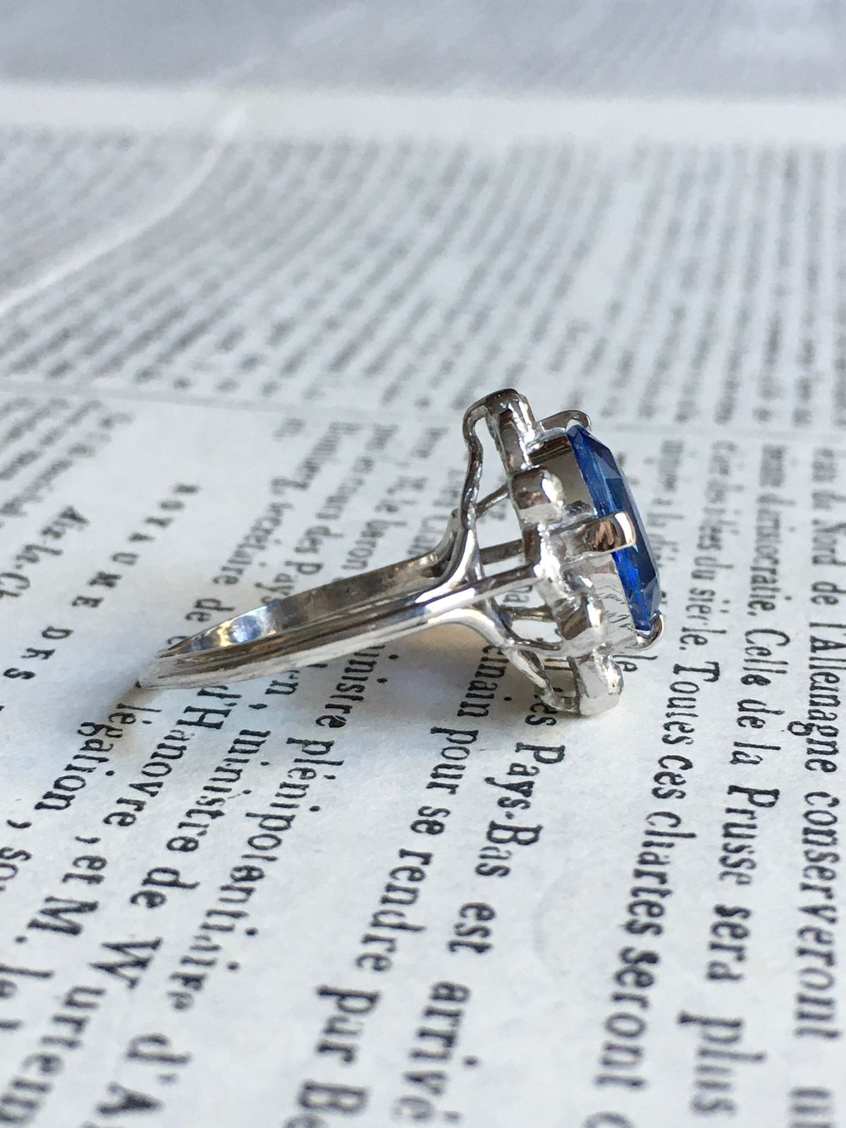 Entourage Ring in white gold, Platinum, Sapphire, and Diamonds