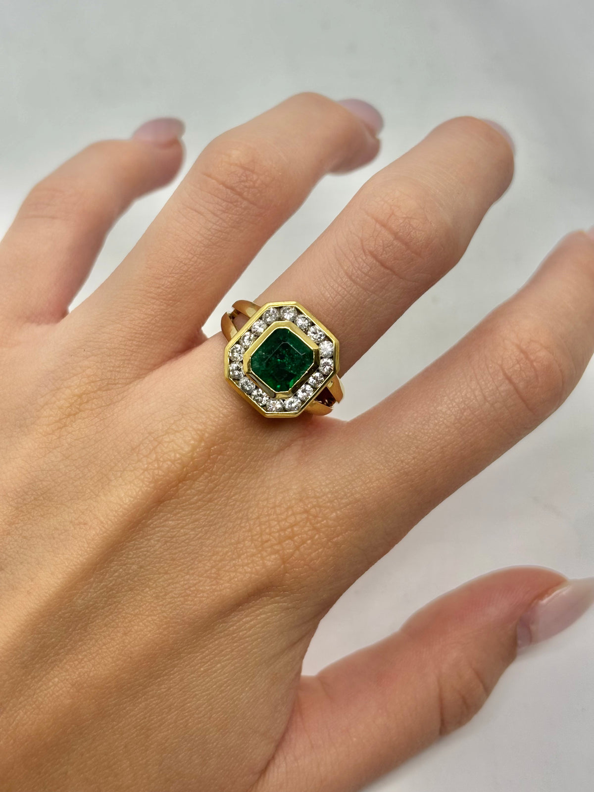 Bague Entourage en or jaune, émeraude et diamants