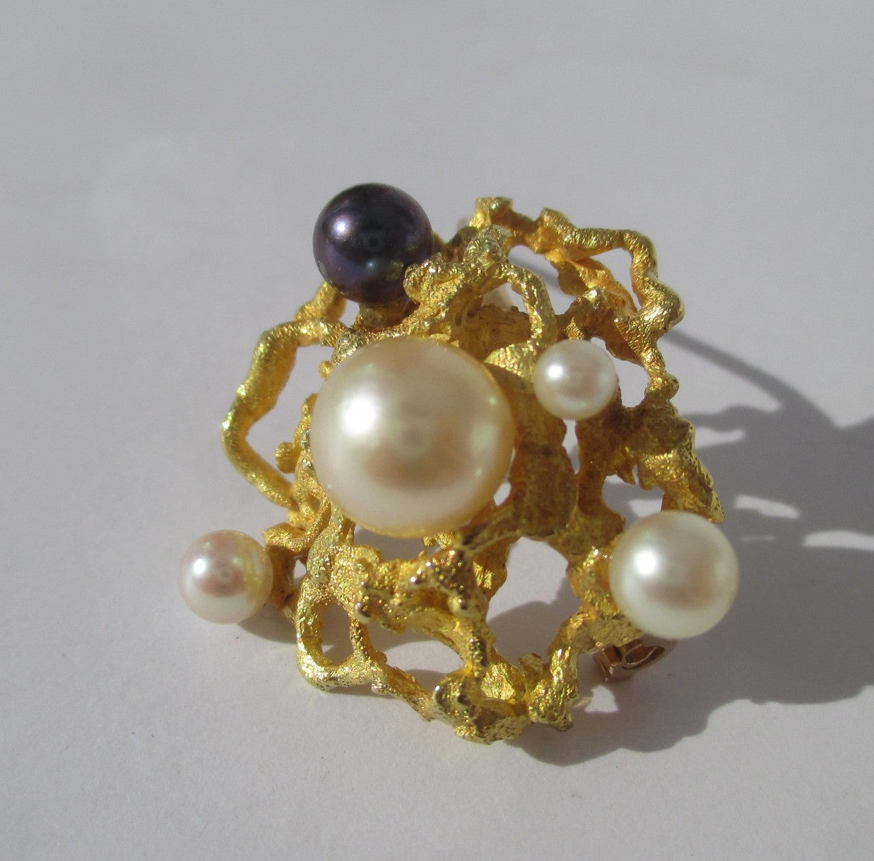 Broche Épingle en or jaune et perles