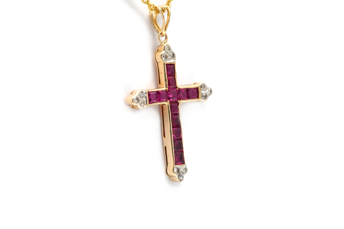 Pendentif en or jaune, rubis et diamants