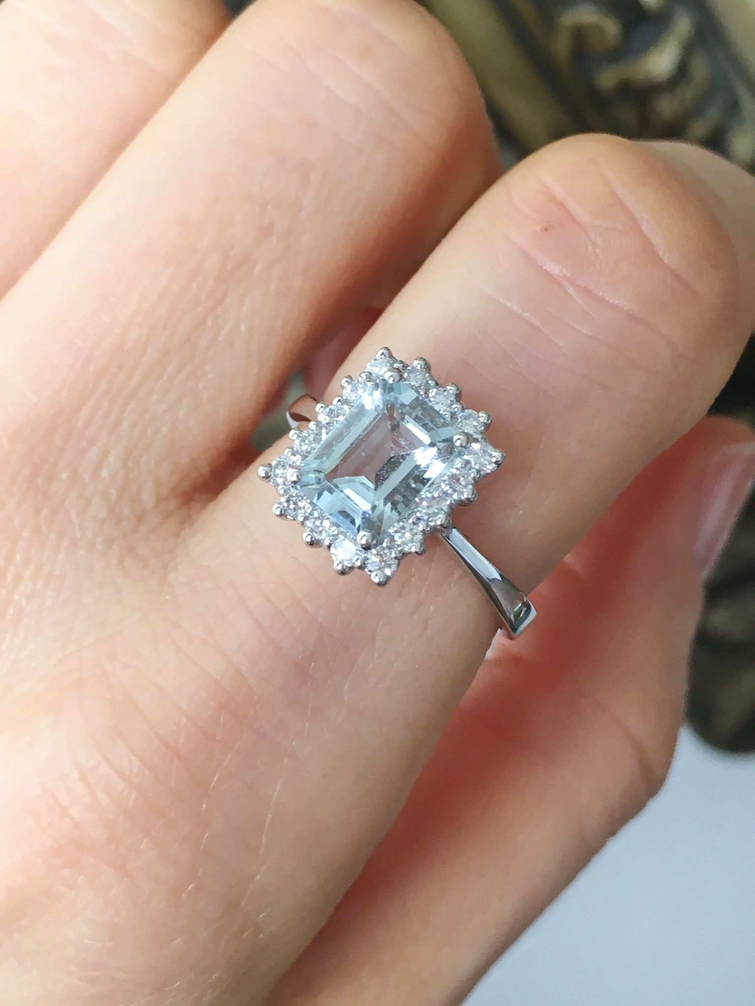 Bague Entourage en or blanc, aigue-marine et diamants