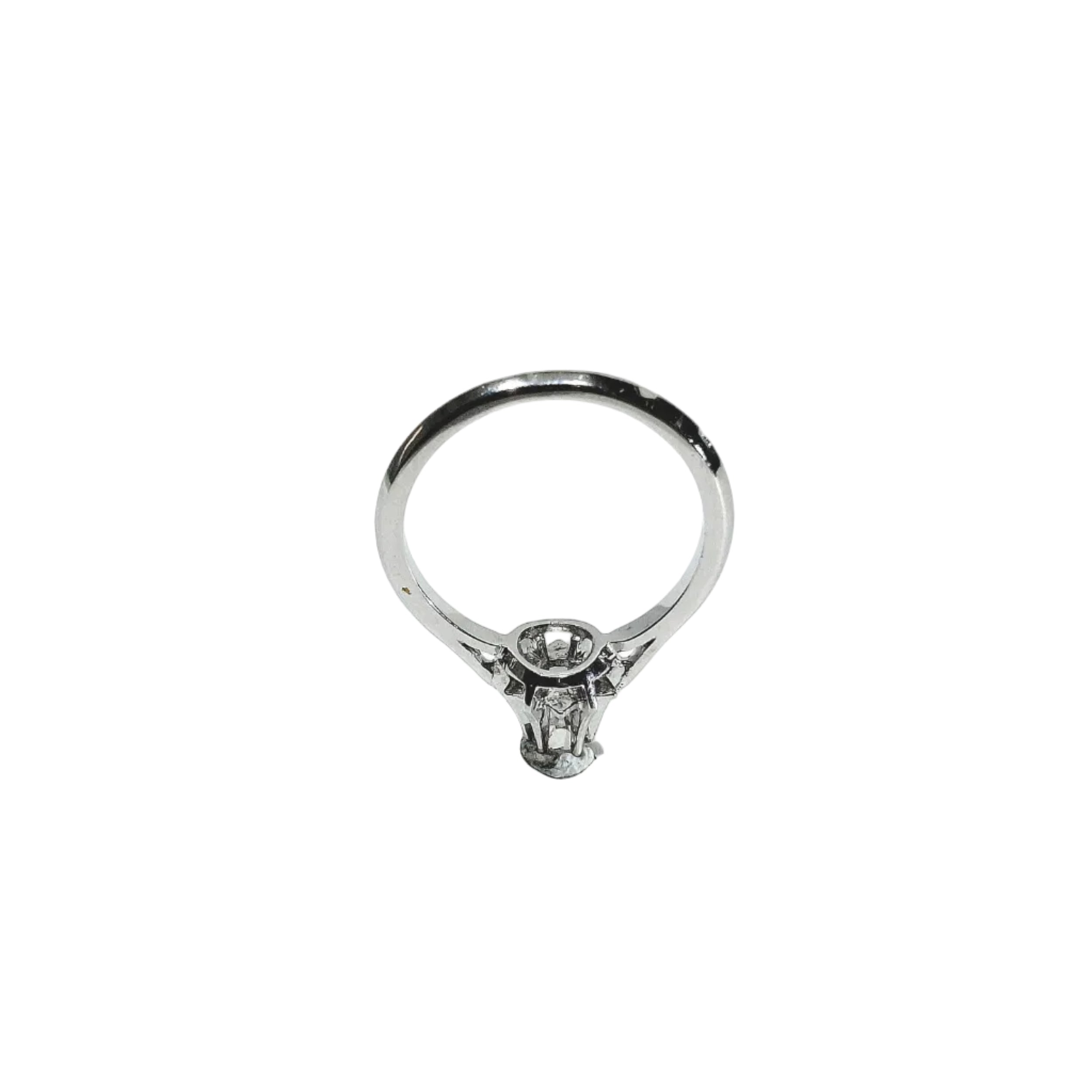 White gold and diamond Solitaire Ring