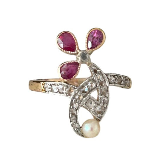 Bague en or rose, platine, rubis, perle et diamants