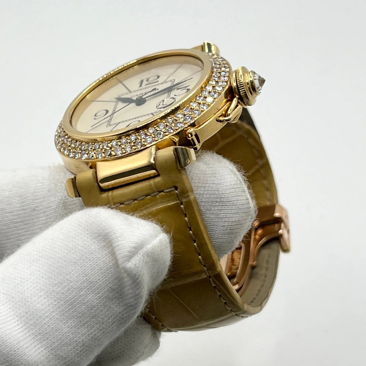 Montre CARTIER Pasha en or jaune, or rose, cuir et diamants