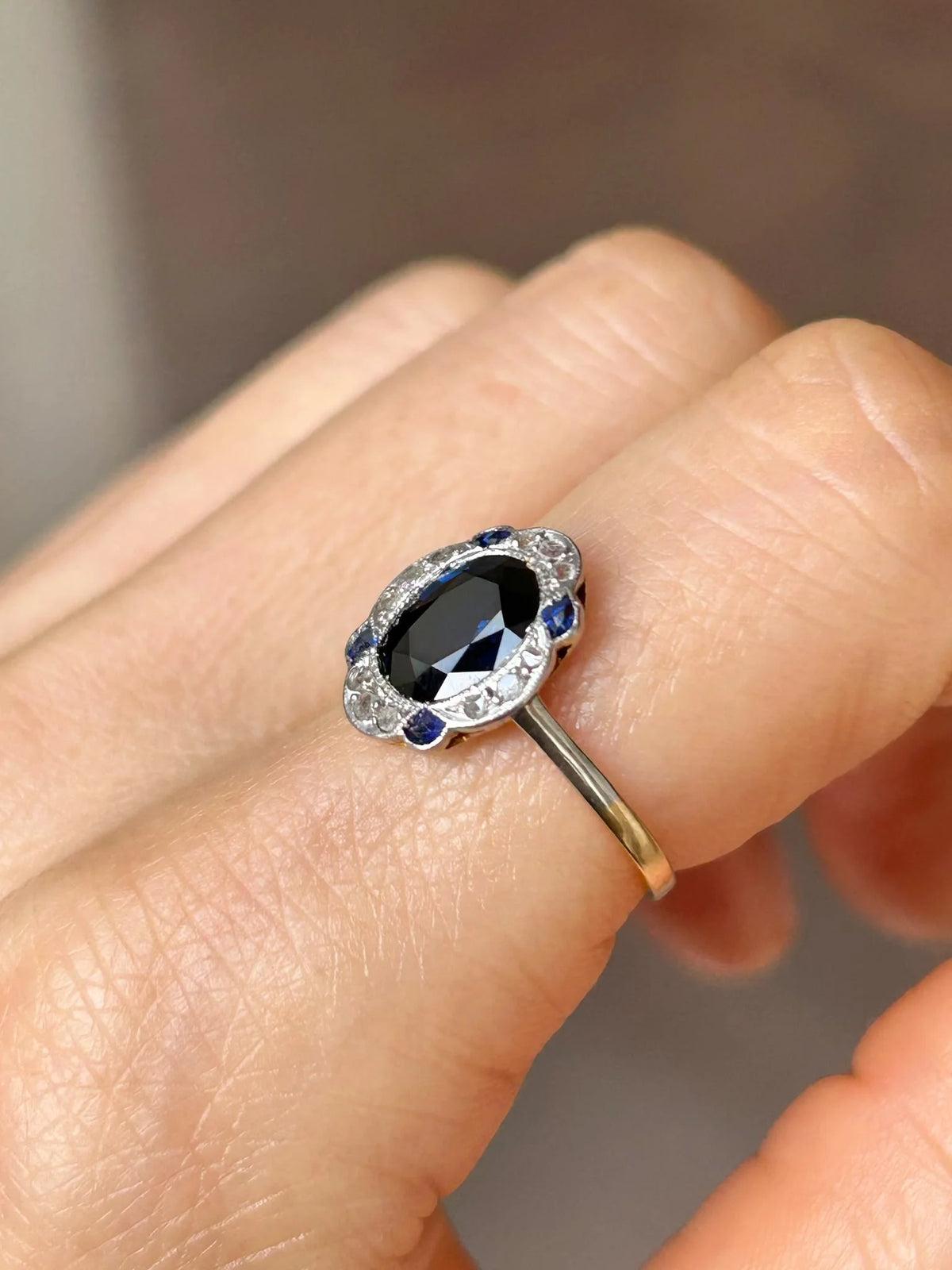Art Deco ring in 18K yellow gold and platinum, with sapphires and diamonds
