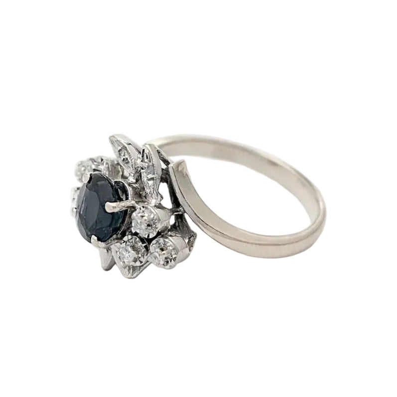 Entourage Ring in white gold, sapphire, and diamonds