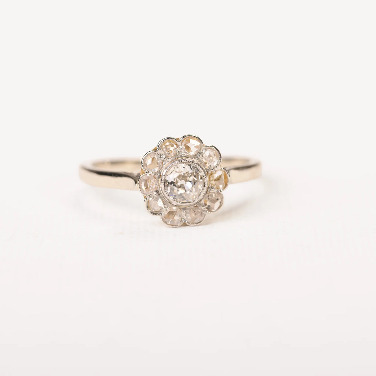 Antique daisy ring with diamonds in two-tone gold and Platinum