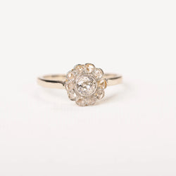 Antique daisy ring with diamonds in two-tone gold and Platinum