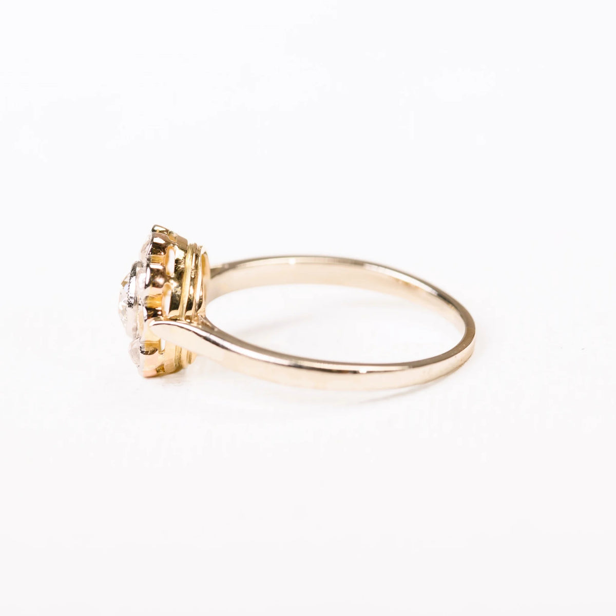 Antique daisy ring with diamonds in two-tone gold and Platinum