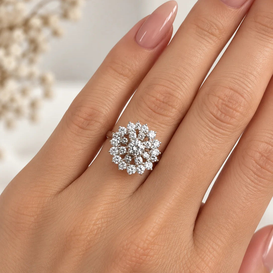 Marguerite Ring in White Gold and Diamonds