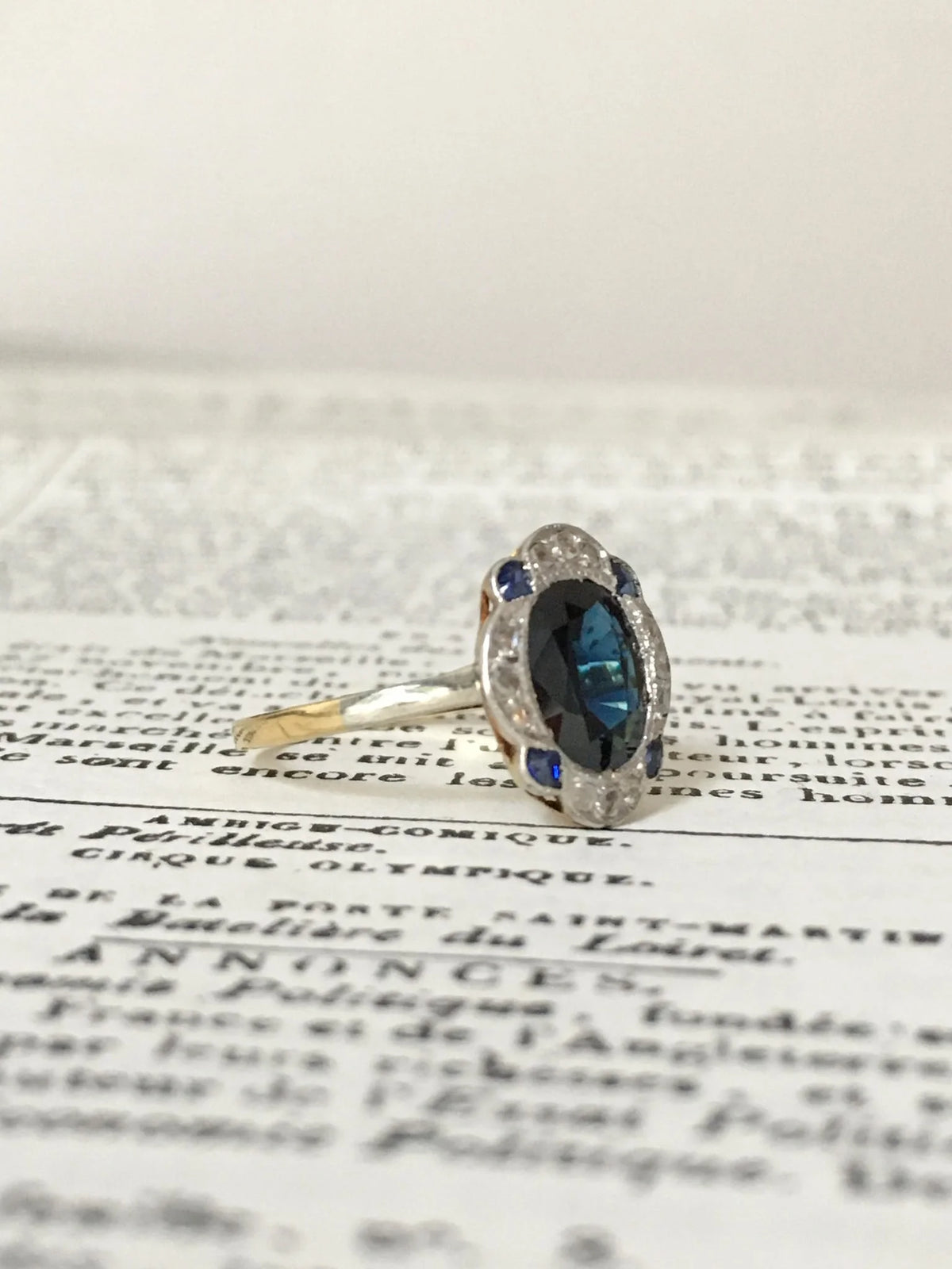 Art Deco ring in 18K yellow gold and platinum, with sapphires and diamonds