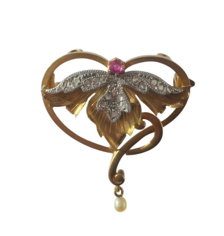 Art Nouveau Brooch Pendant with Rubies, Diamonds, and a Fine Pearl in 18-carat Rose Gold and Platinum