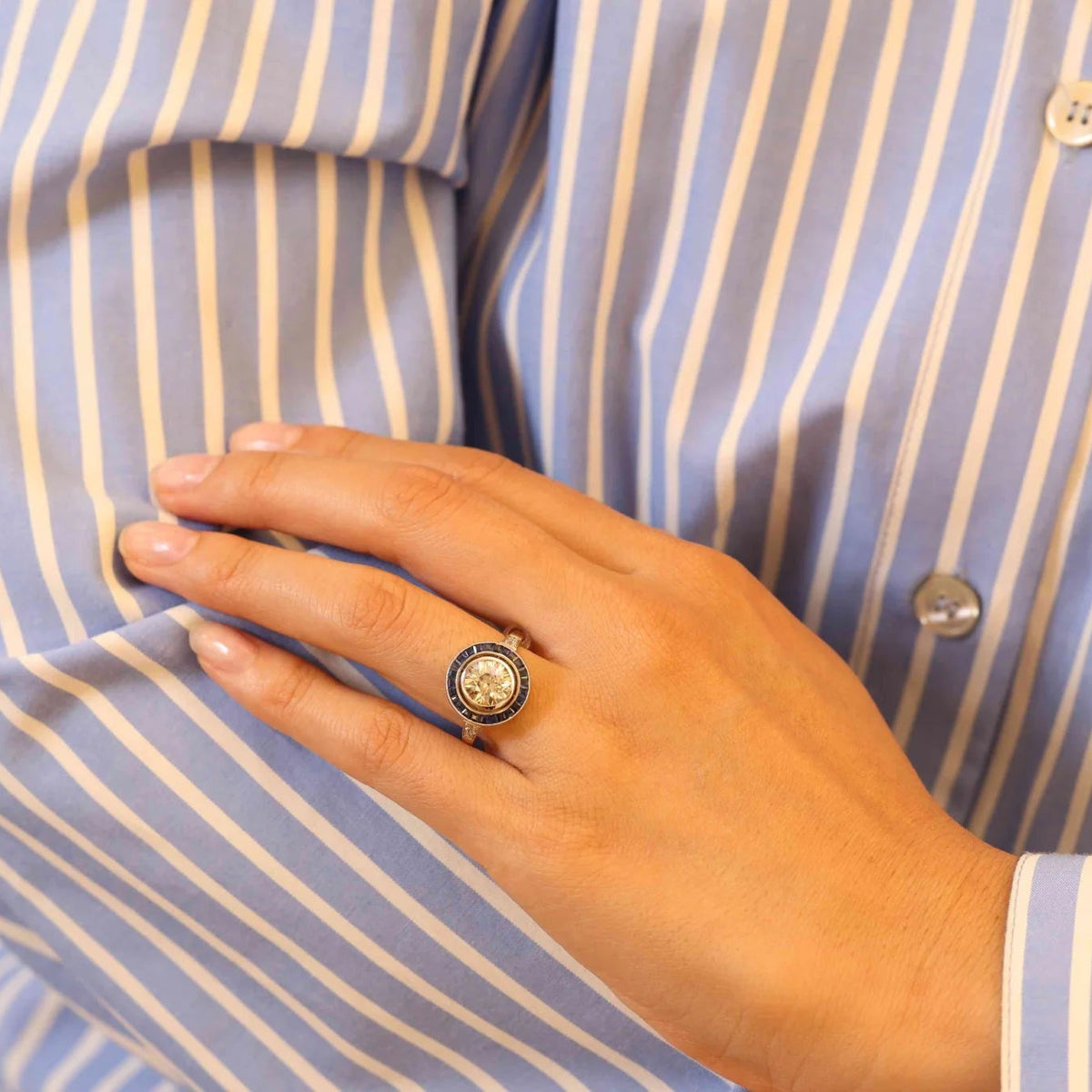 Bague Entourage en or jaune, platine, saphirs et diamants