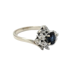 Entourage Ring in white gold, sapphire, and diamonds
