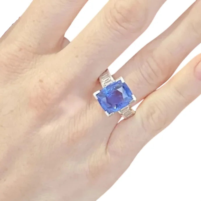 Bague Entourage en or blanc, saphir et diamants