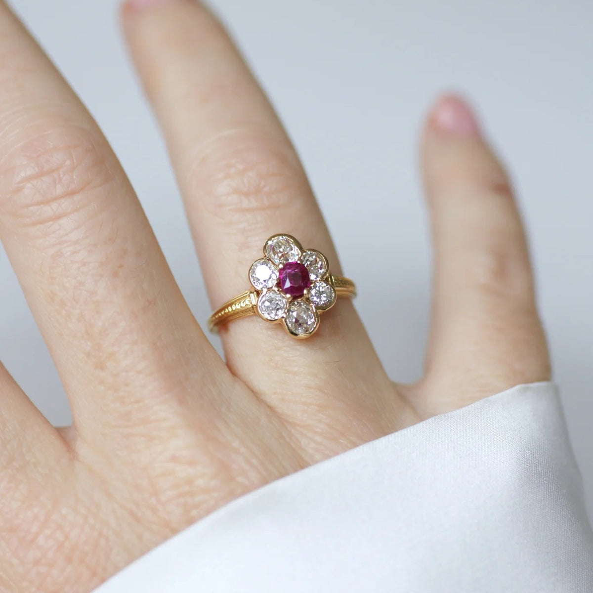 Bague Marguerite en or jaune, rubis et diamants