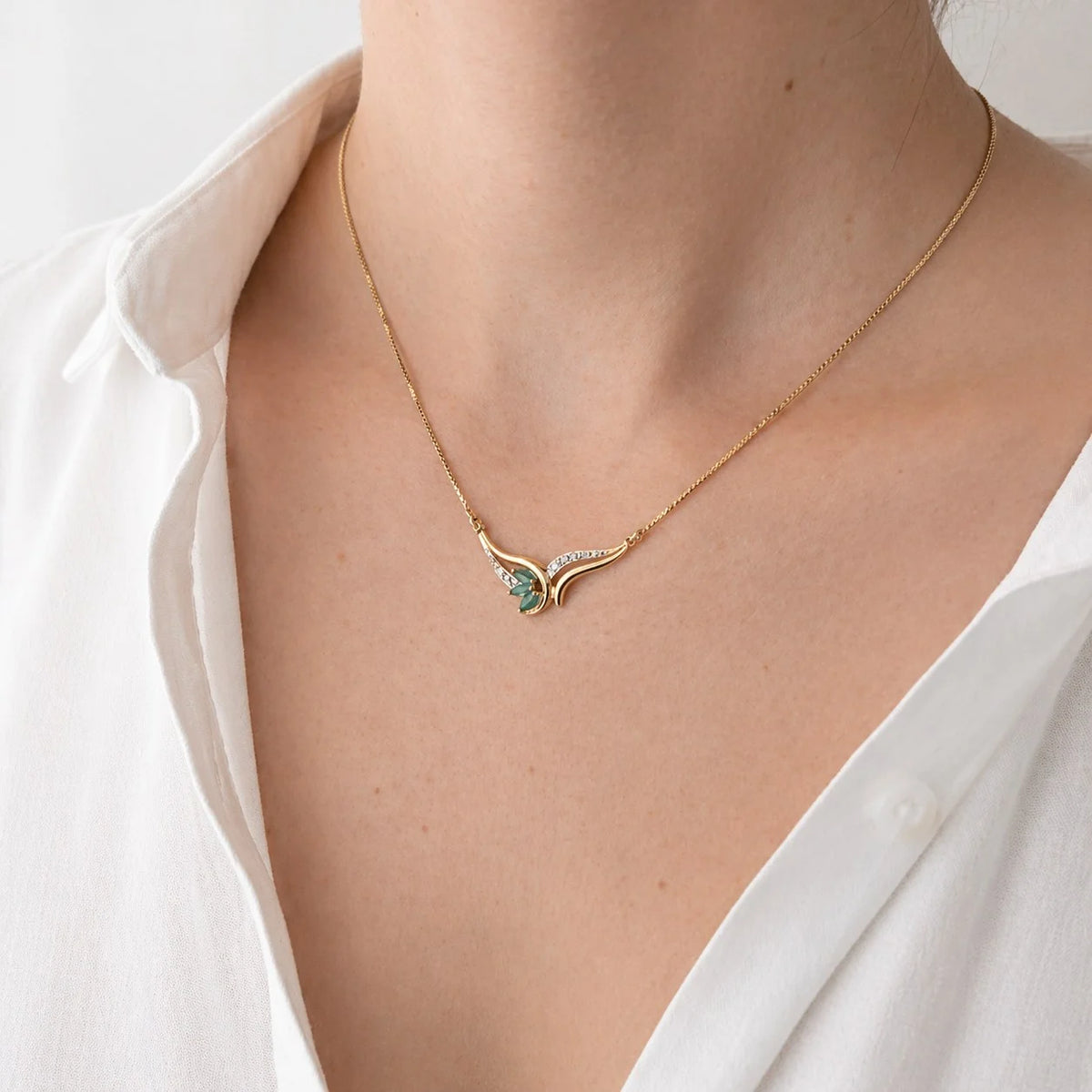 Collier Pendentif en or blanc, or jaune, émeraudes et diamants