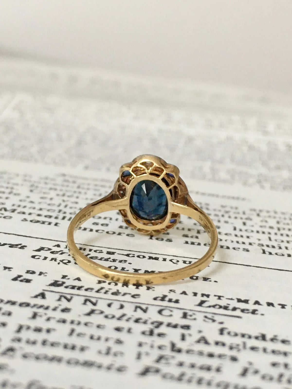 Art Deco ring in 18K yellow gold and platinum, with sapphires and diamonds