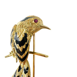 Broche CARTIER Oiseau sur une branche en or jaune, émail et rubis