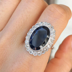 Entourage Ring in white gold, sapphire, and diamonds