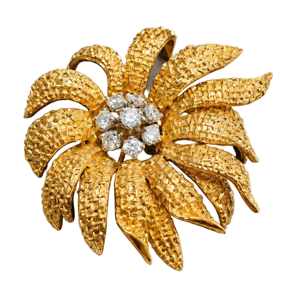 VAN CLEEF & ARPELS Clip Brooch in yellow gold and diamonds