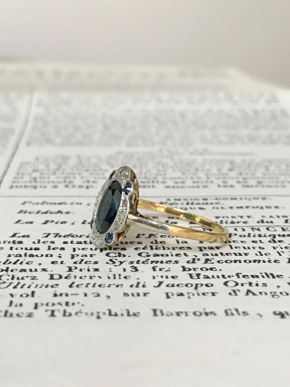 Art Deco ring in 18K yellow gold and platinum, with sapphires and diamonds