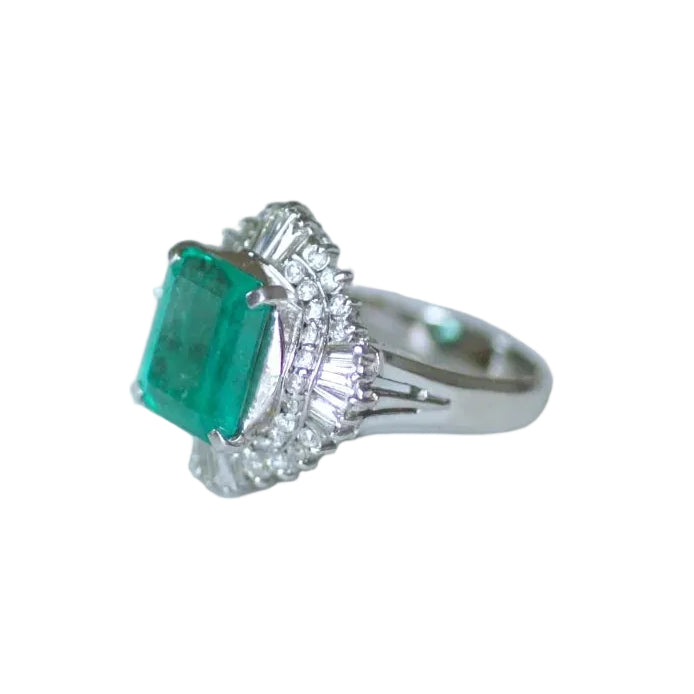 Bague Entourage en platine, émeraude et diamants