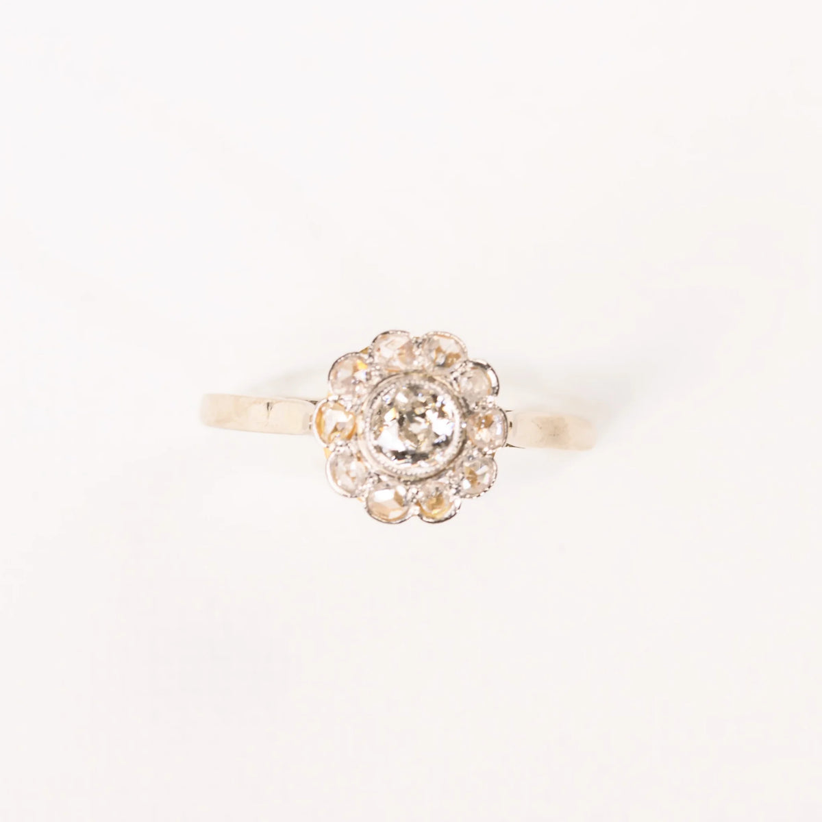 Antique daisy ring with diamonds in two-tone gold and Platinum
