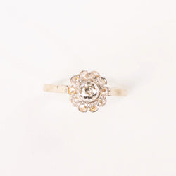 Antique daisy ring with diamonds in two-tone gold and Platinum