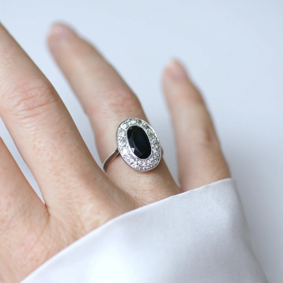 Bague Entourage en platine, saphir et diamants