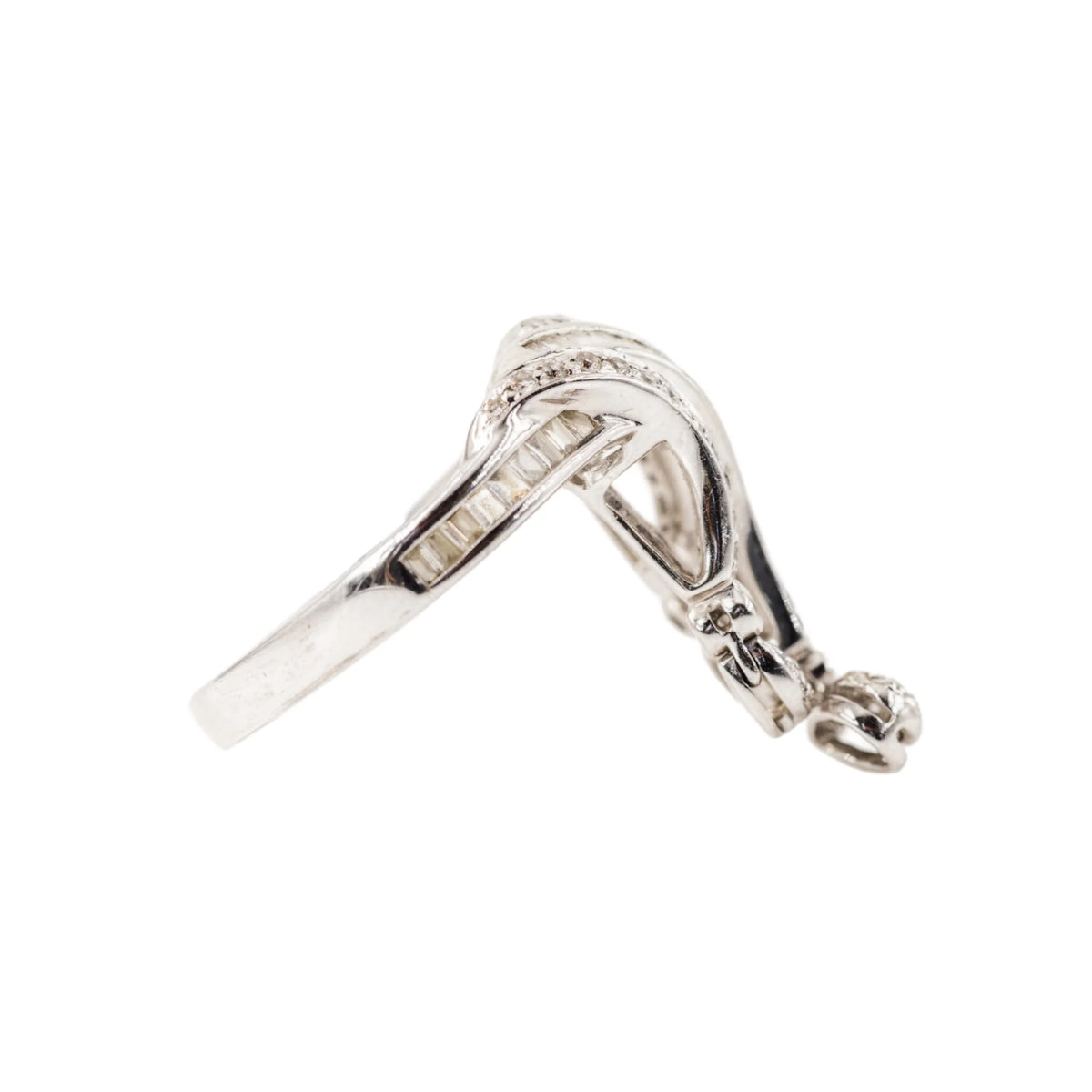 "Rubans" Ring in White Gold and Diamonds