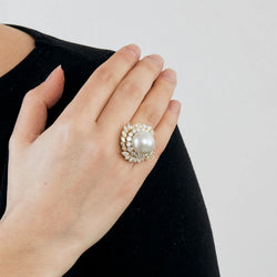 BUCHERER Cocktail Ring in yellow gold, pearl, and diamonds