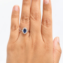 Bague Marguerite en or blanc, saphir et diamants