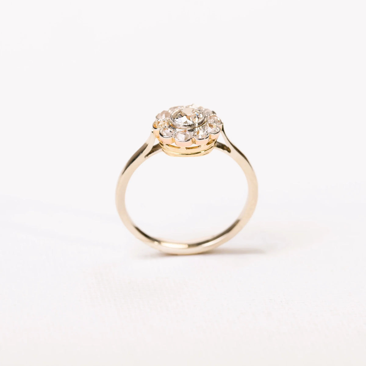 Antique daisy ring with diamonds in two-tone gold and Platinum