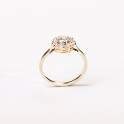 Antique daisy ring with diamonds in two-tone gold and Platinum