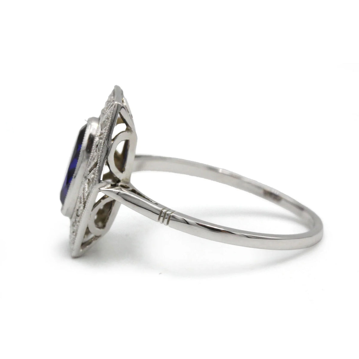 Entourage Ring in white gold, sapphire, and diamonds