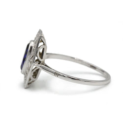 Entourage Ring in white gold, sapphire, and diamonds