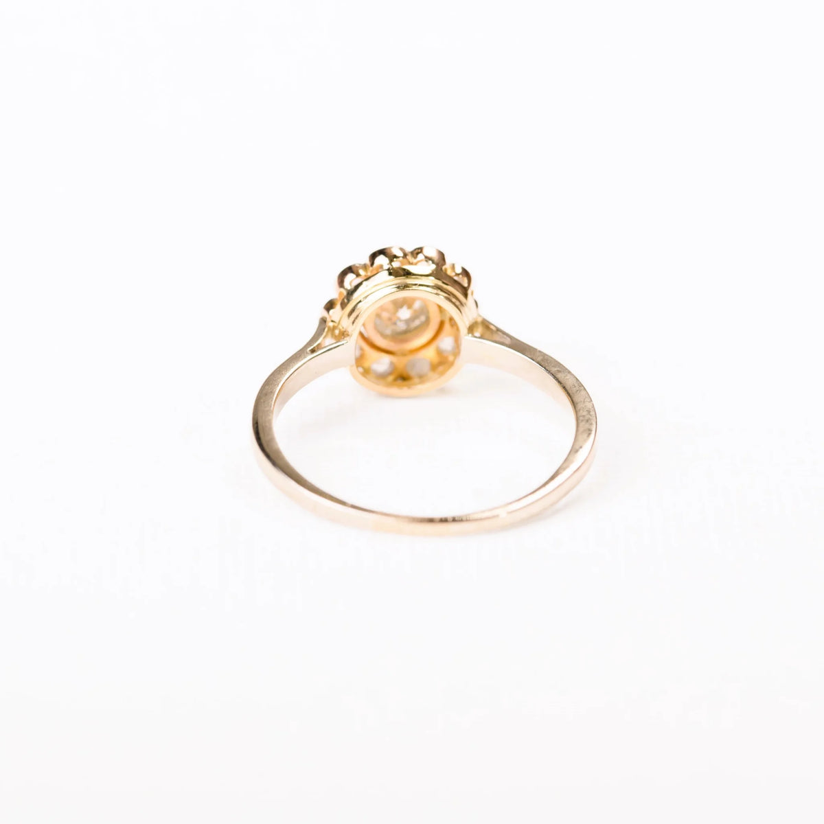 Antique daisy ring with diamonds in two-tone gold and Platinum