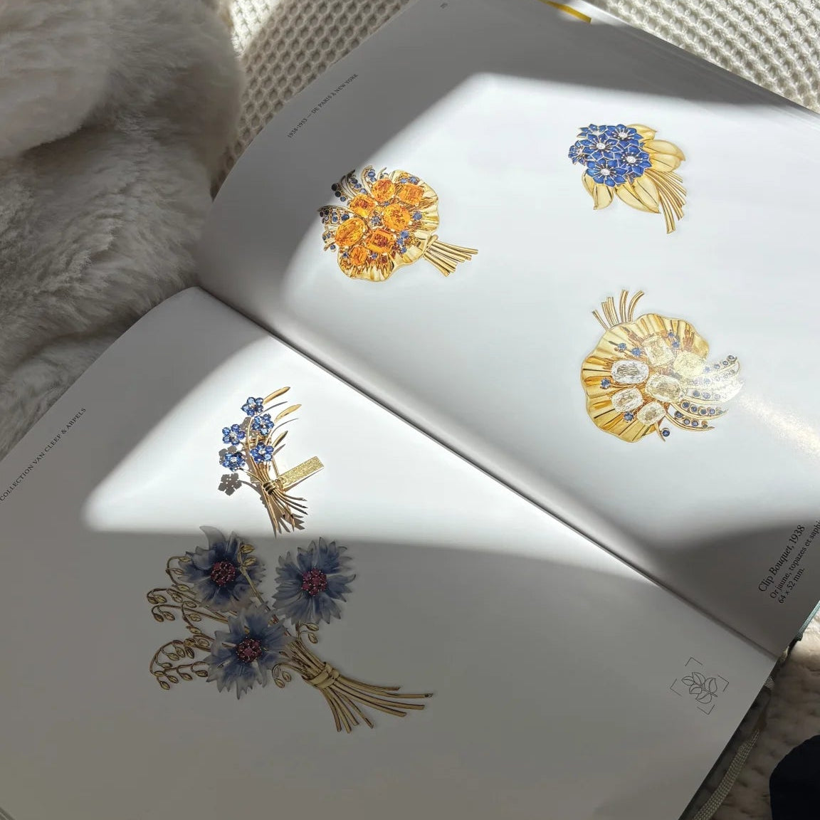 VAN CLEEF & ARPELS "Ne m'oubliez pas" Clip Brooch in yellow gold, sapphires, and diamonds
