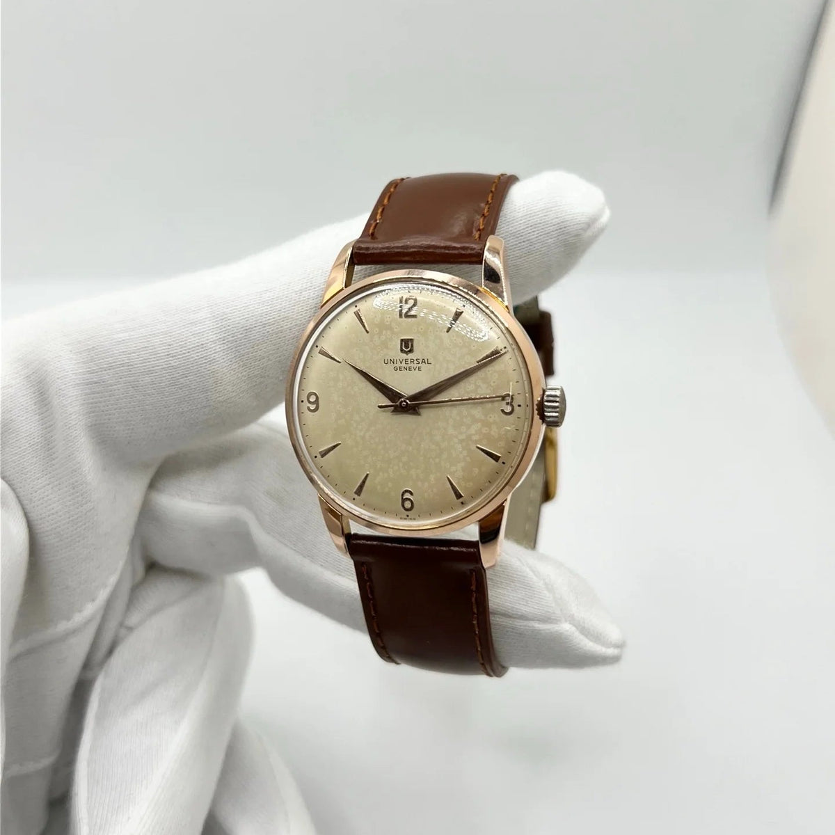UNIVERSAL GENÈVE watch in gold-plated steel and leather