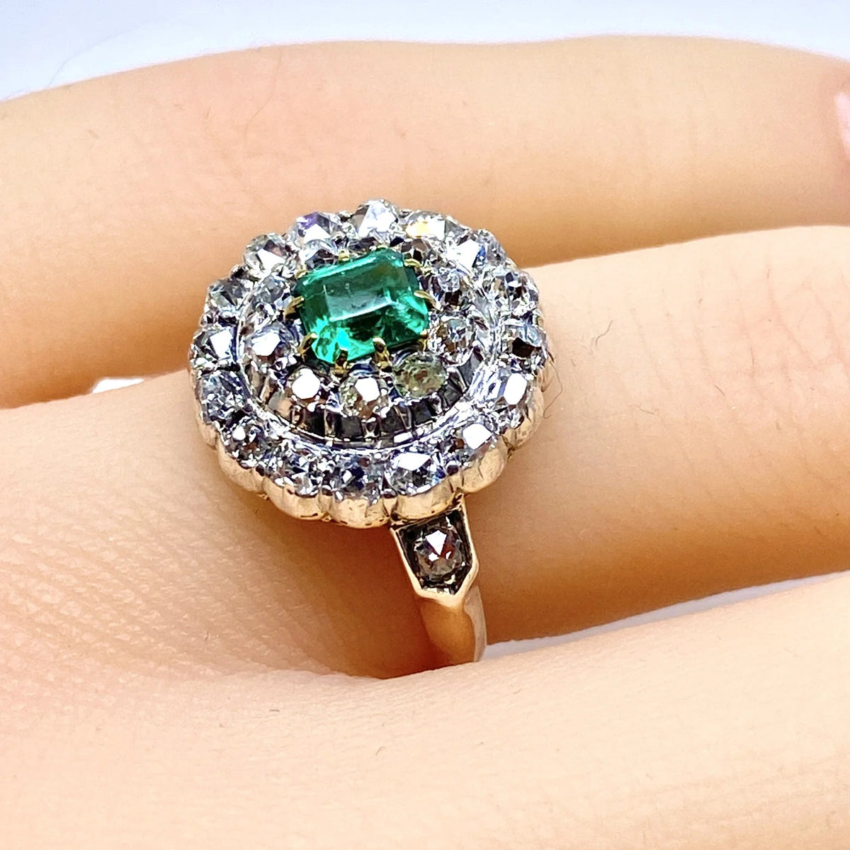 Marguerite Ring in white gold, yellow gold, emeralds, and diamonds