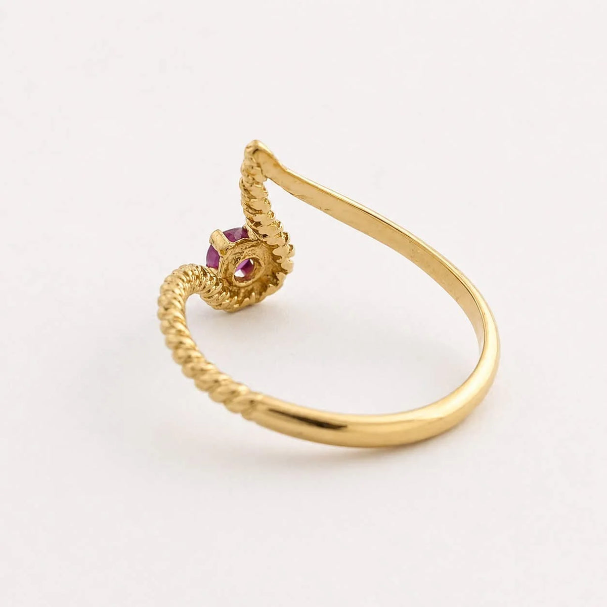 Bague en or jaune et rubis