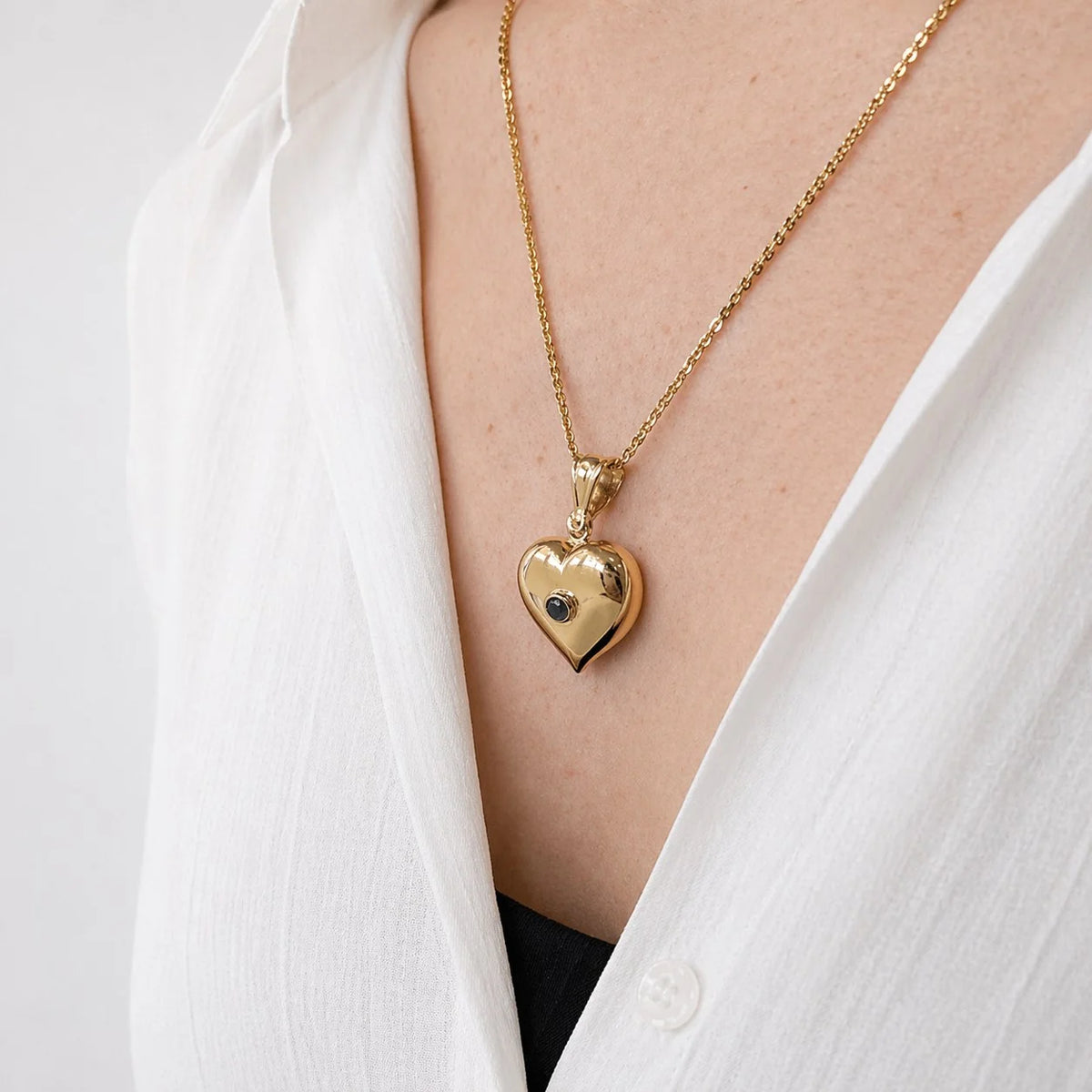 Yellow gold pendant with gemstones
