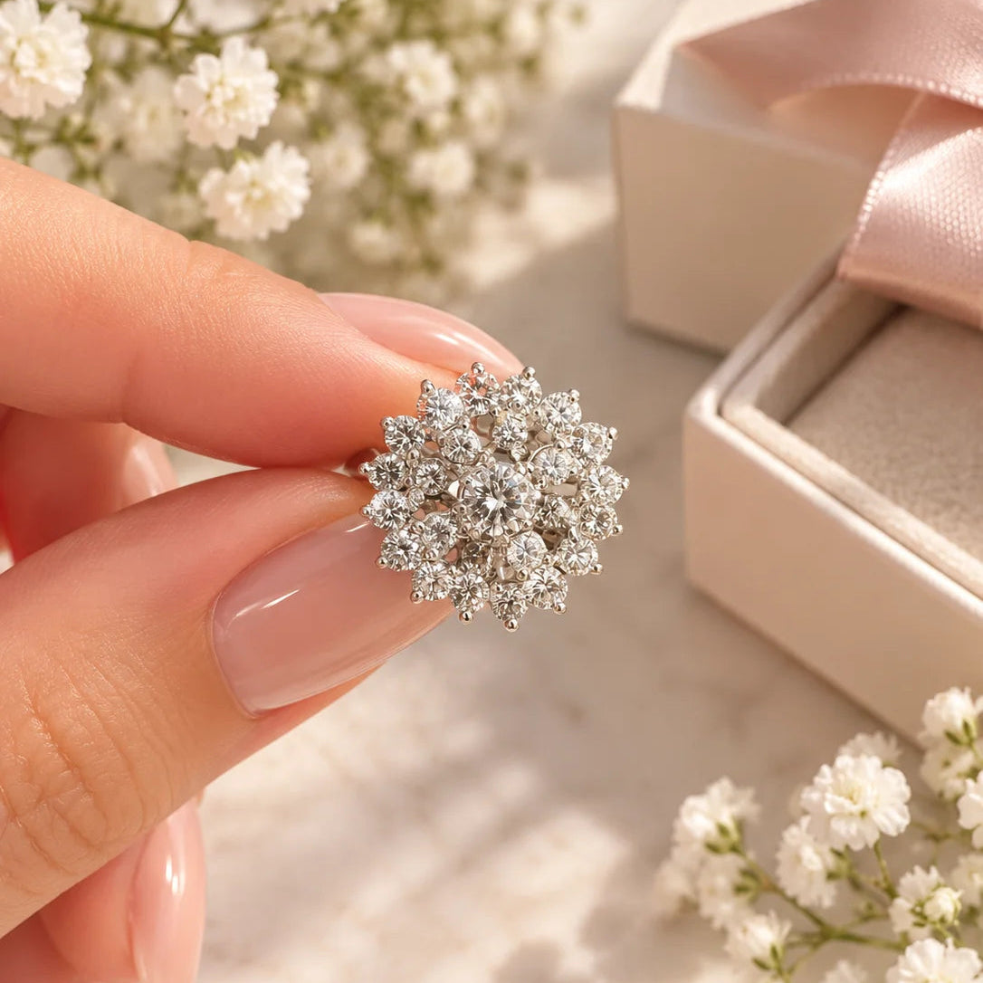 Marguerite Ring in White Gold and Diamonds