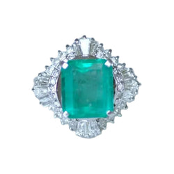 Bague Entourage en platine, émeraude et diamants