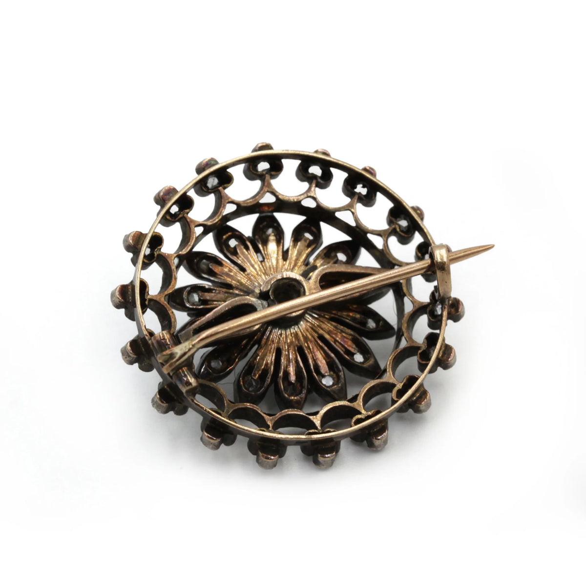 Brooch made of yellow gold, silver, and diamonds